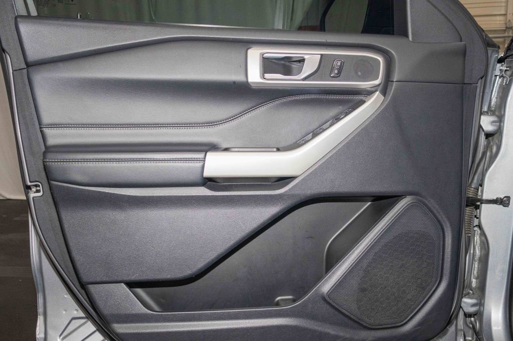 Used 2021 Ford Explorer XLT w/ Equipment Group 202A image 10