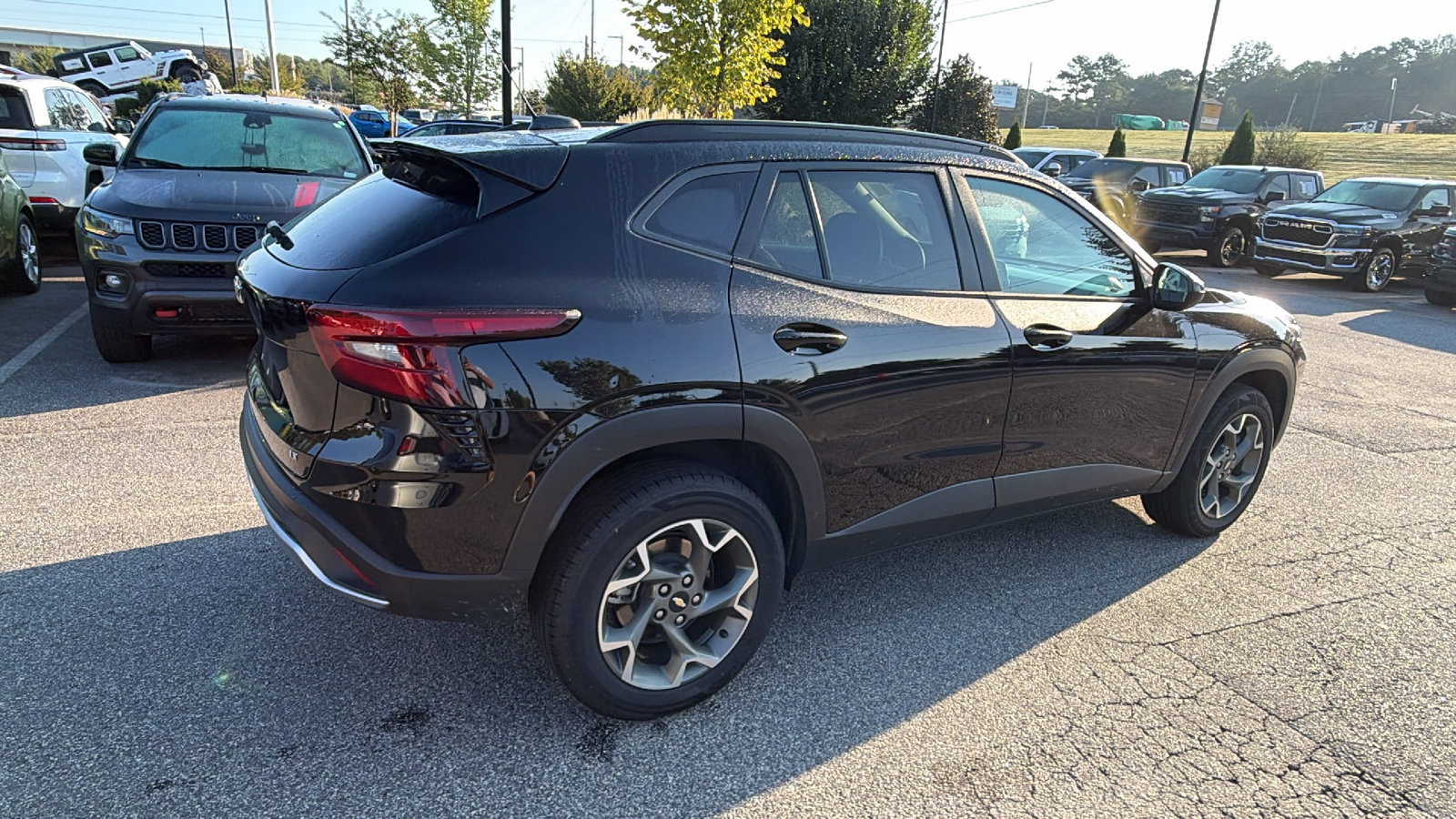 Used 2025 Chevrolet Trax LT FWD image 8