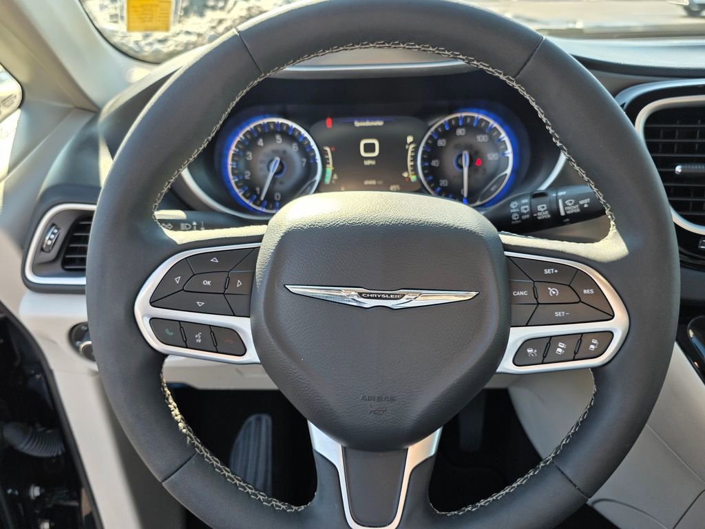 Used 2024 Chrysler Pacifica Touring-L image 16