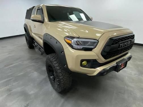 Used 2017 Toyota Tacoma TRD Off-Road w/ Tow Package AWD/4WD image 9