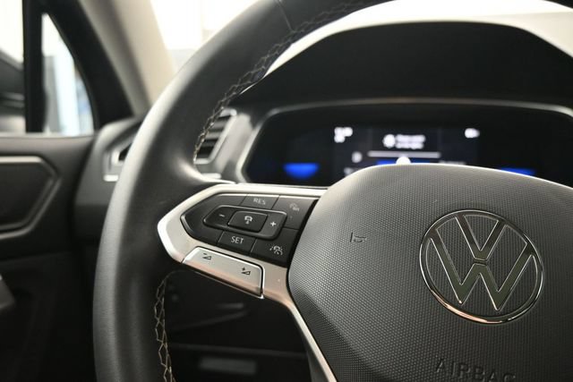 Used 2023 Volkswagen Tiguan SE w/ Panoramic Sunroof Package FWD image 16