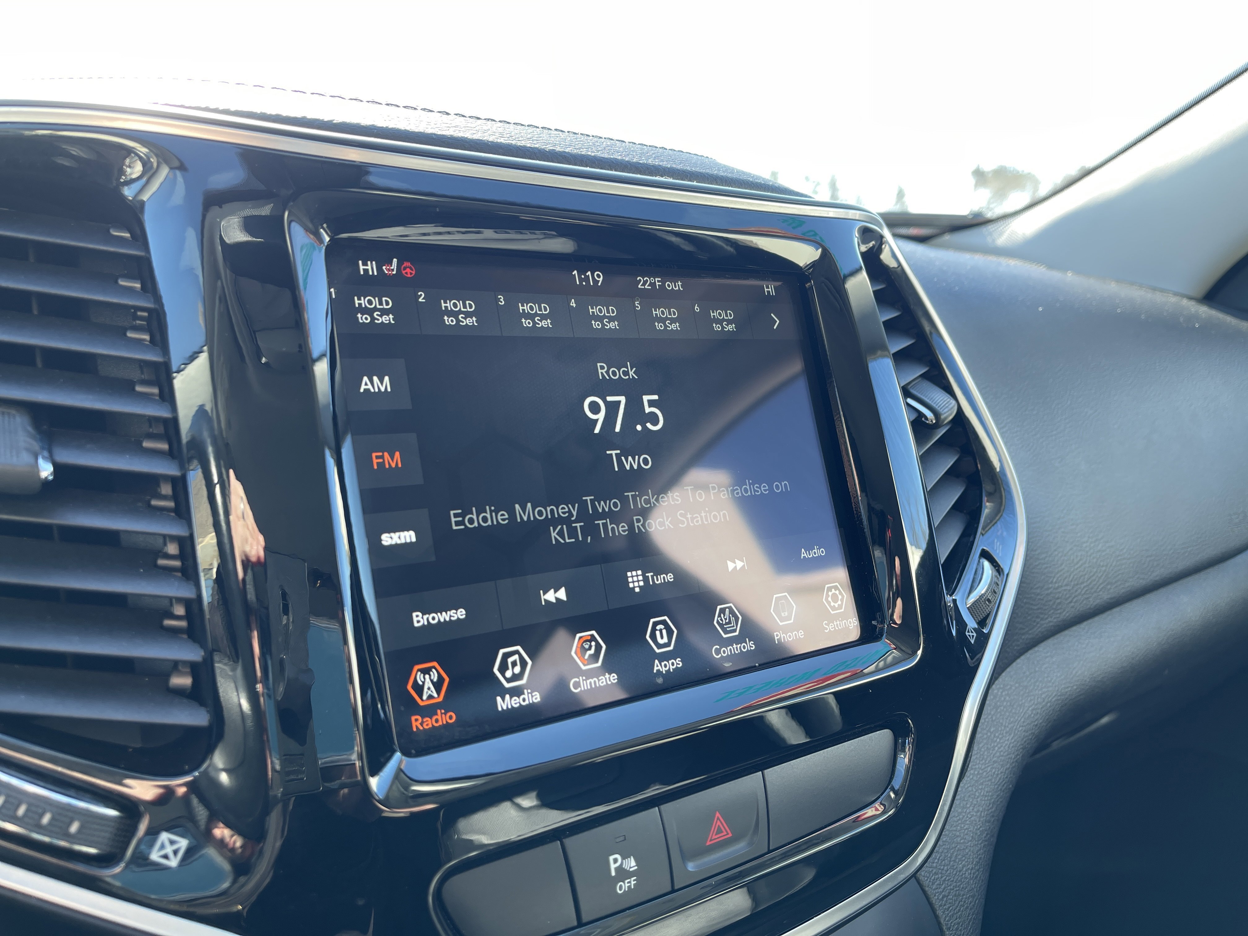 Used 2019 Jeep Cherokee Limited image 17