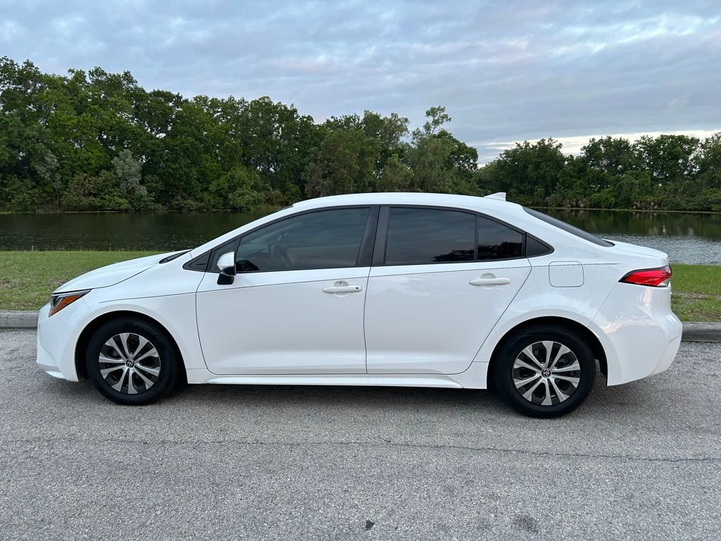 Used 2022 Toyota Corolla LE FWD image 2