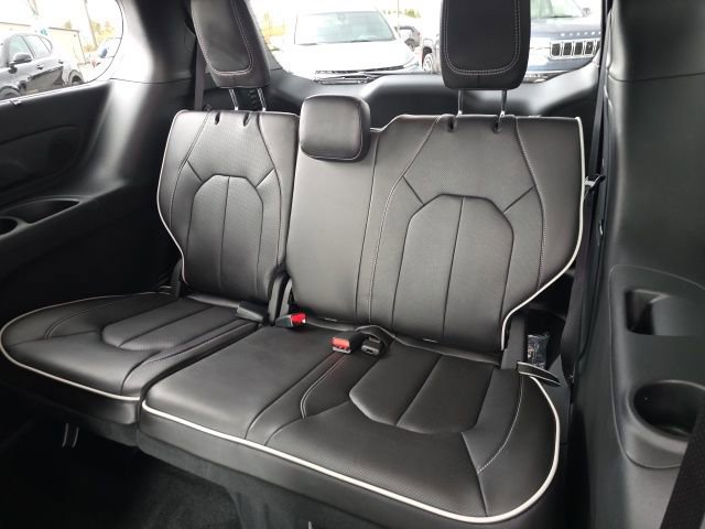 Used 2026 Chrysler Pacifica Premium image 38