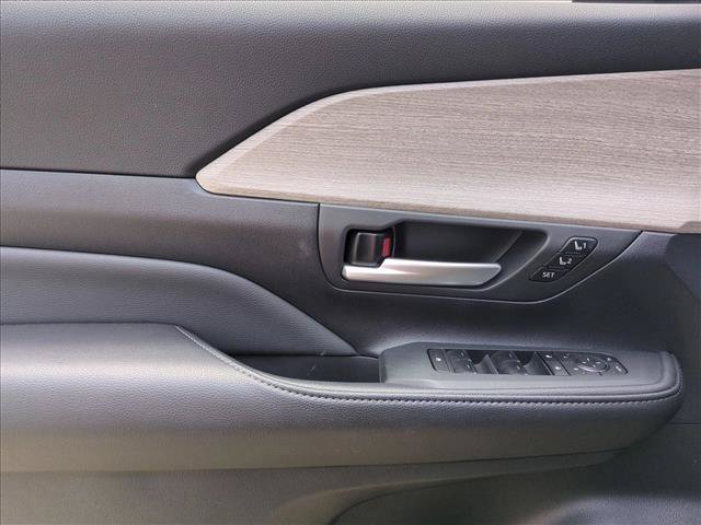 Used 2025 Toyota Grand Highlander AWD image 11