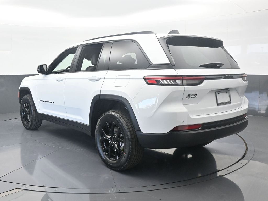 Used 2025 Jeep Grand Cherokee Altitude RWD image 4