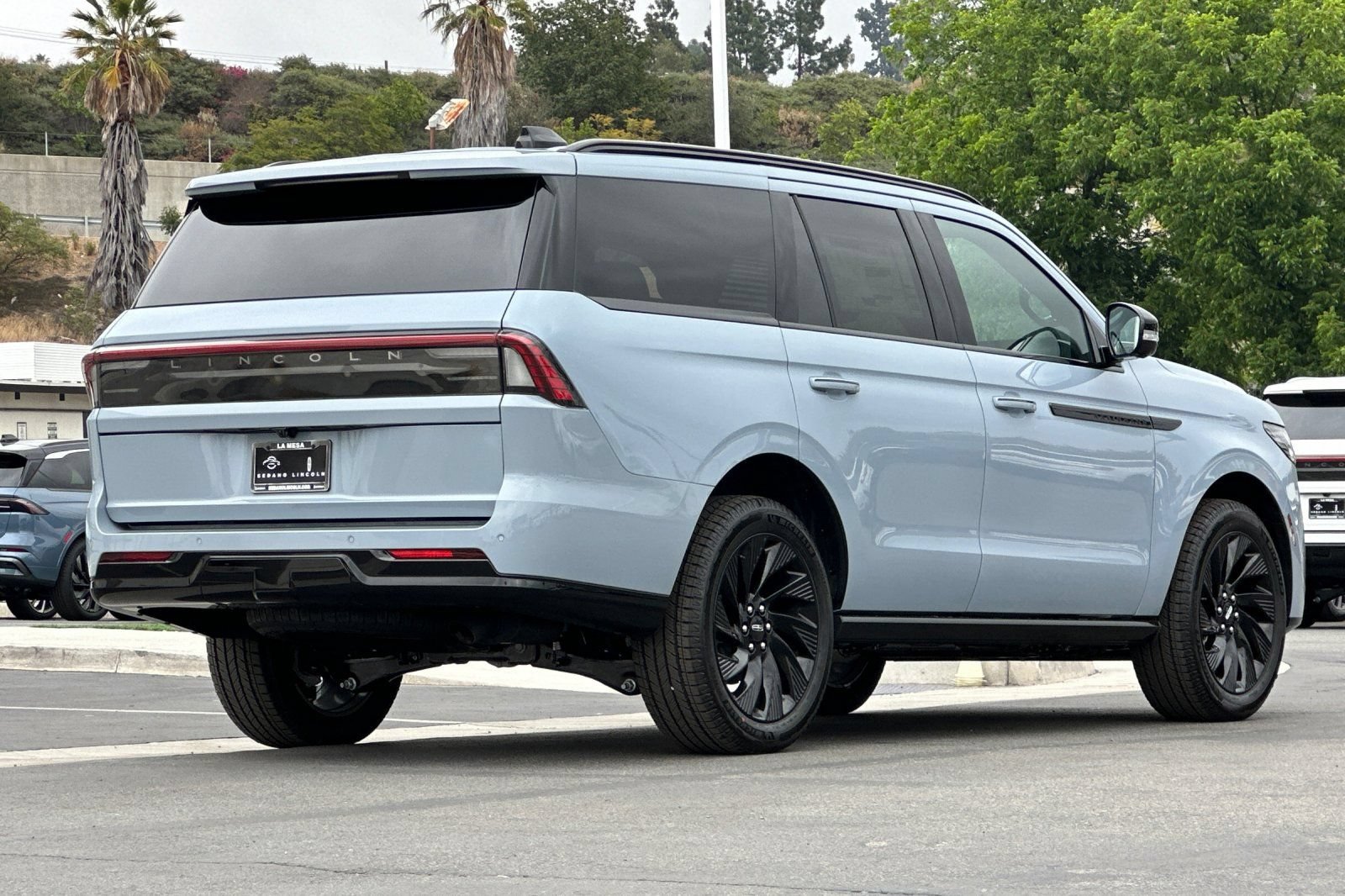 New 2026 Lincoln Navigator Reserve w/ Jet Appearance Package AWD/4WD image 3