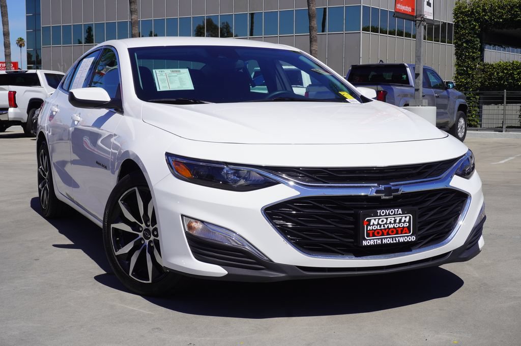 Used 2025 Chevrolet Malibu RS FWD image 2