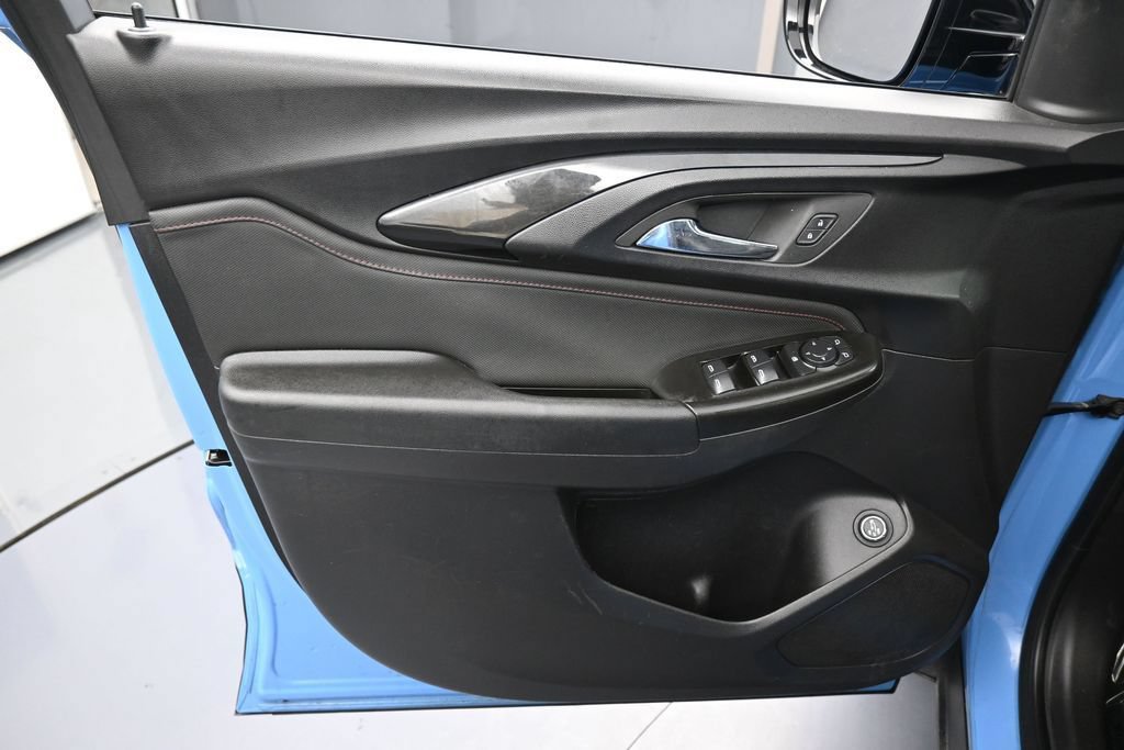 Used 2023 Chevrolet TrailBlazer RS w/ Sun and Liftgate Package FWD image 13
