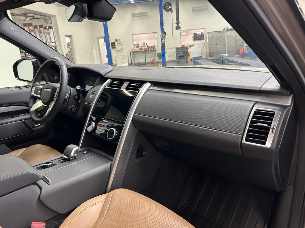 Used 2024 Land Rover Discovery Dynamic SE AWD/4WD image 13