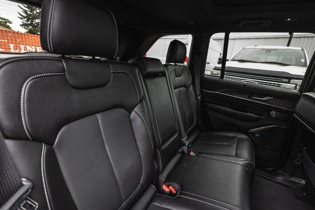 Used 2022 Jeep Grand Cherokee Overland w/ Advanced Protech Group III AWD/4WD image 32