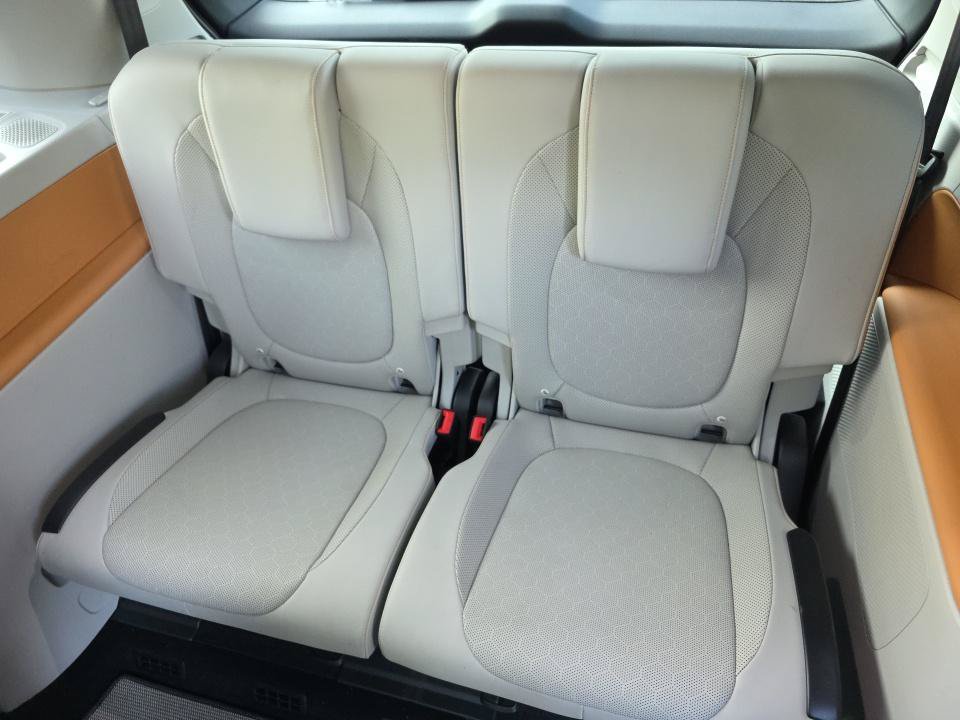 Used 2025 Volkswagen ID. Buzz 1st Edition AWD/4WD image 16