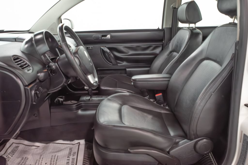 Used 2010 Volkswagen Beetle Coupe FWD image 6
