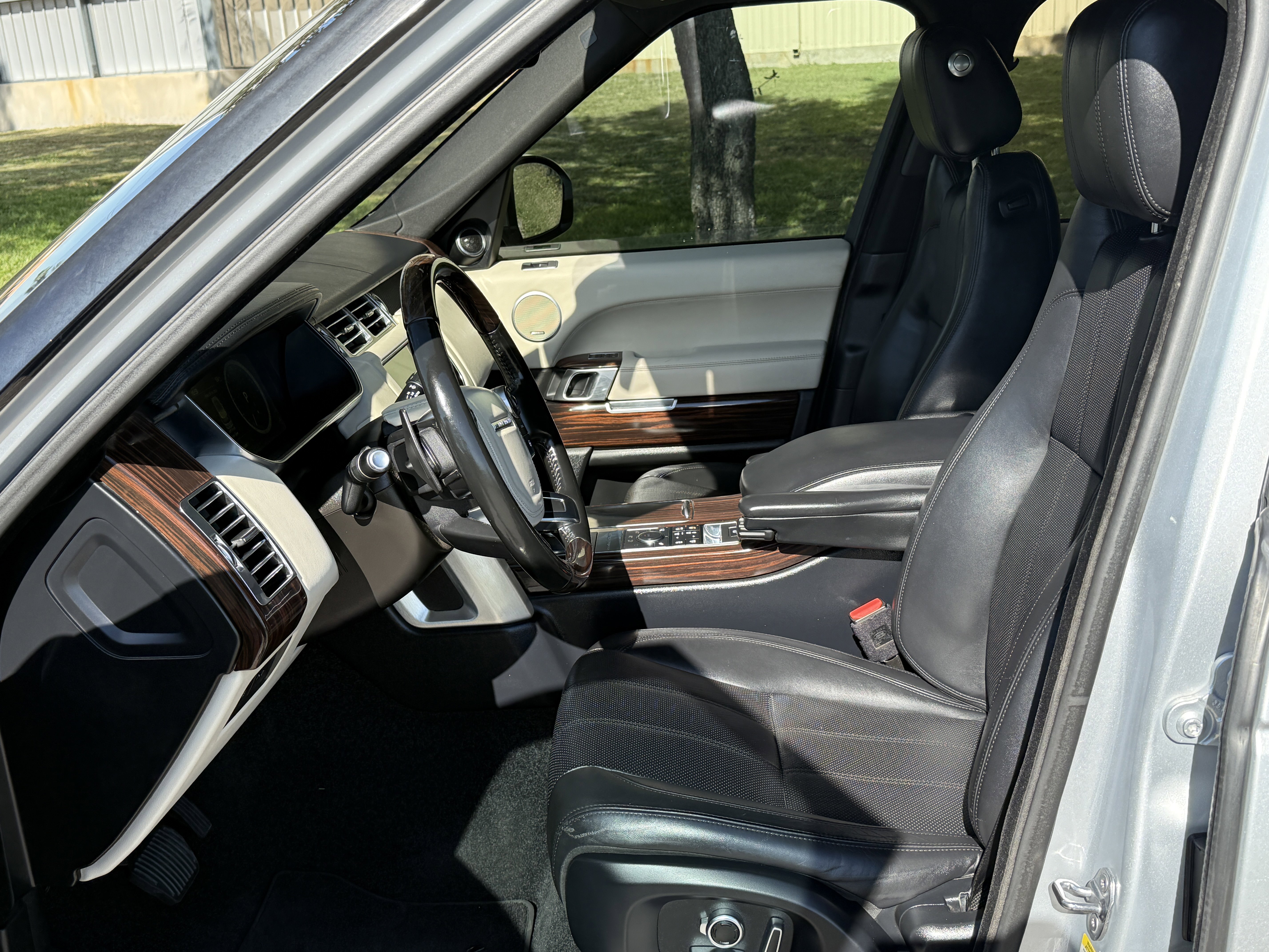 Used 2017 Land Rover Range Rover HSE image 31