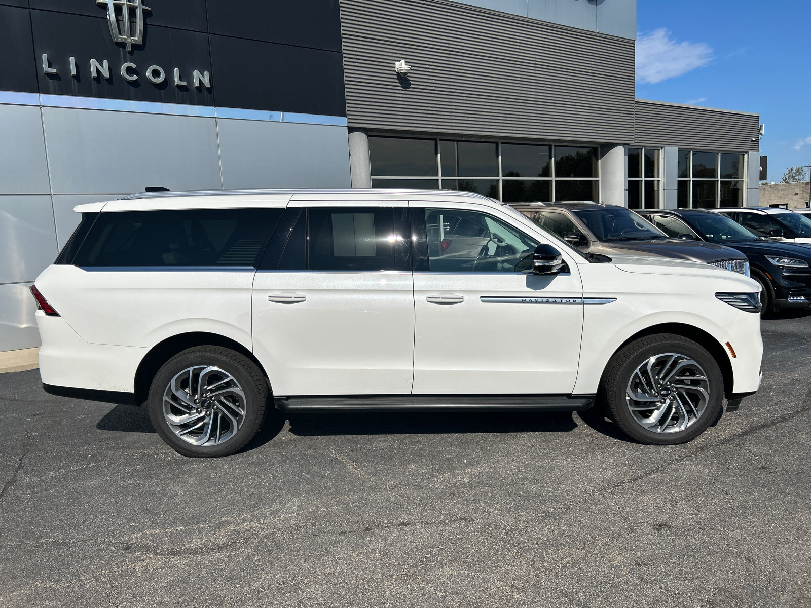 New 2026 Lincoln Navigator L Premier AWD/4WD image 8