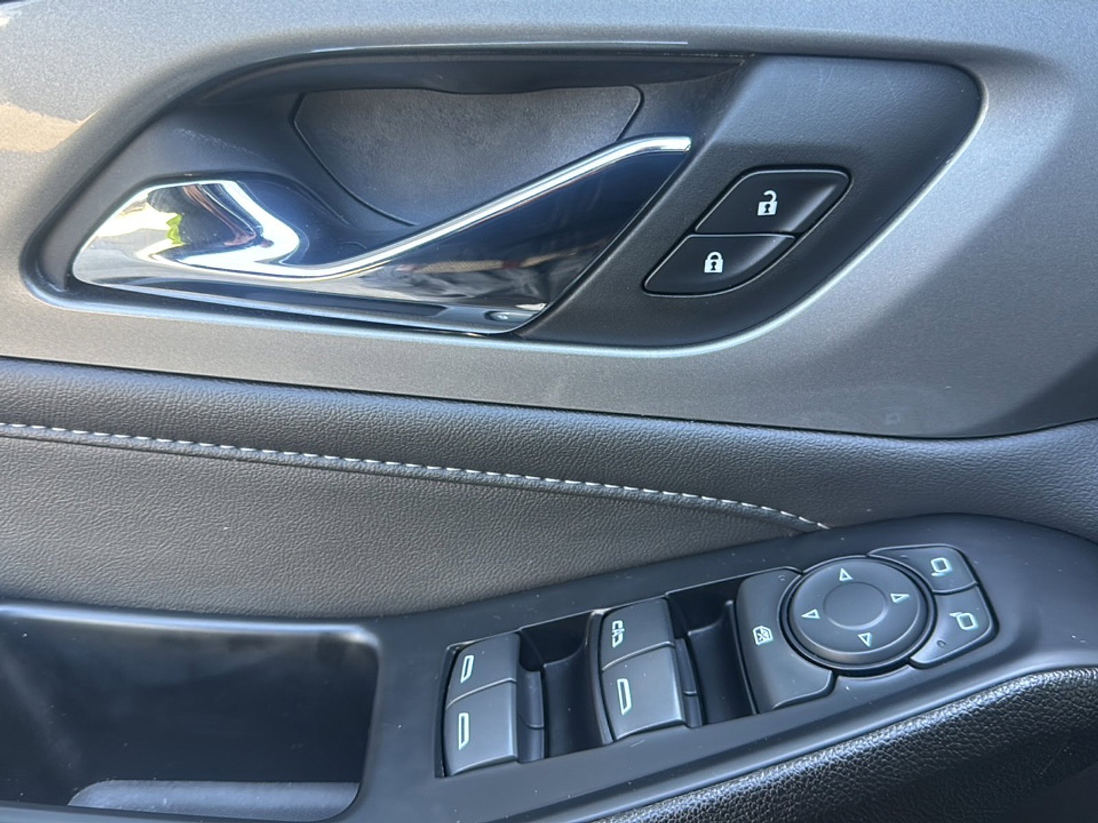 Used 2023 Chevrolet Traverse LT w/ Rear Camera Mirror Package image 15