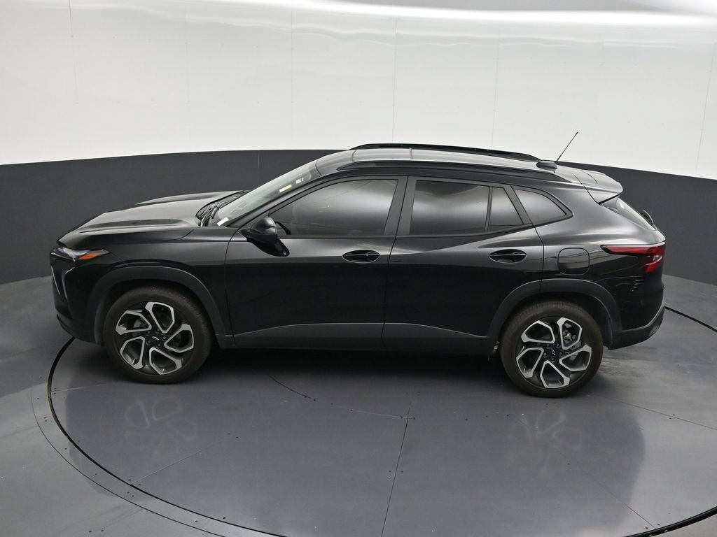Used 2025 Chevrolet Trax RS w/ Sunroof Package FWD image 17