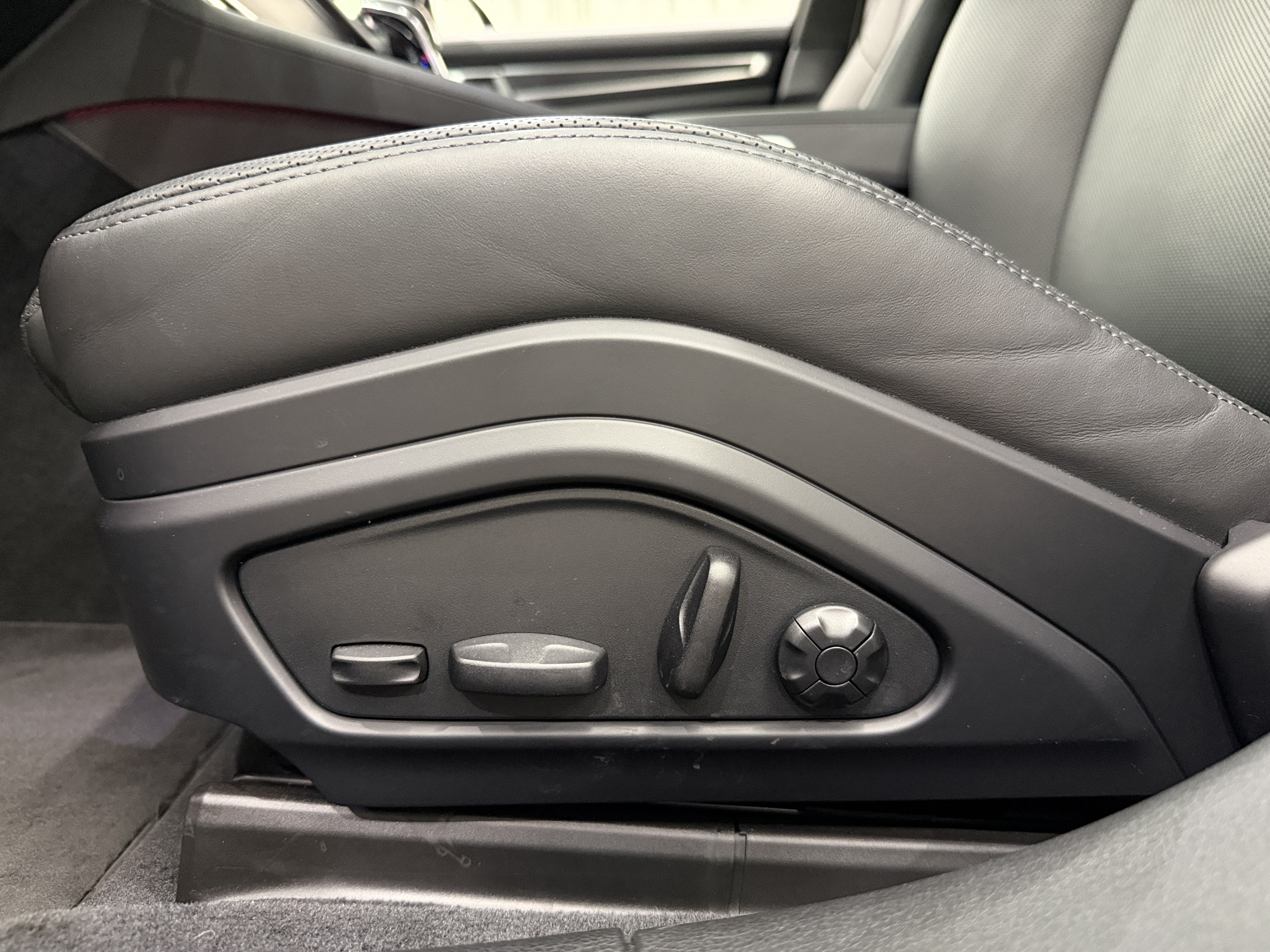 Certified 2023 Porsche Panamera 4 Platinum Edition AWD/4WD image 34