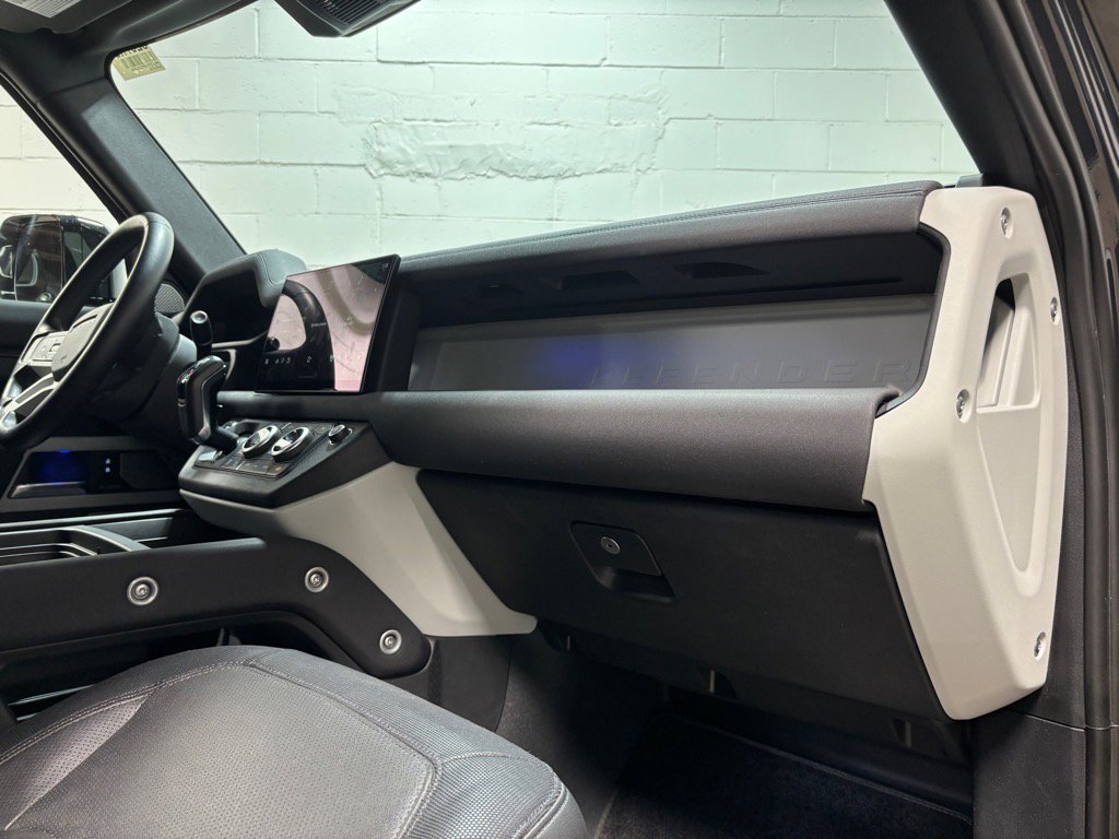 Used 2023 Land Rover Defender 130 X-Dynamic SE image 30