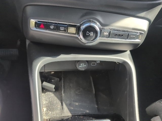 Used 2023 Volvo XC40 B5 Plus w/ Protection Package Premier image 4