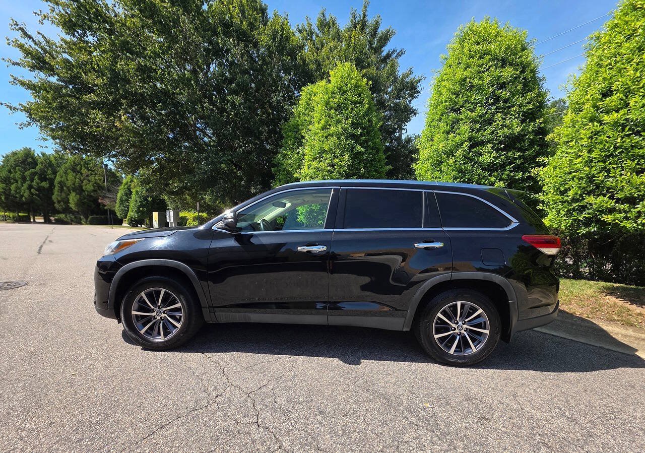 Used 2019 Toyota Highlander XLE AWD/4WD image 2