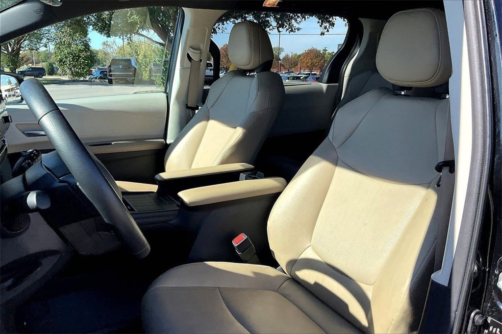 Used 2024 Toyota Sienna XLE image 30