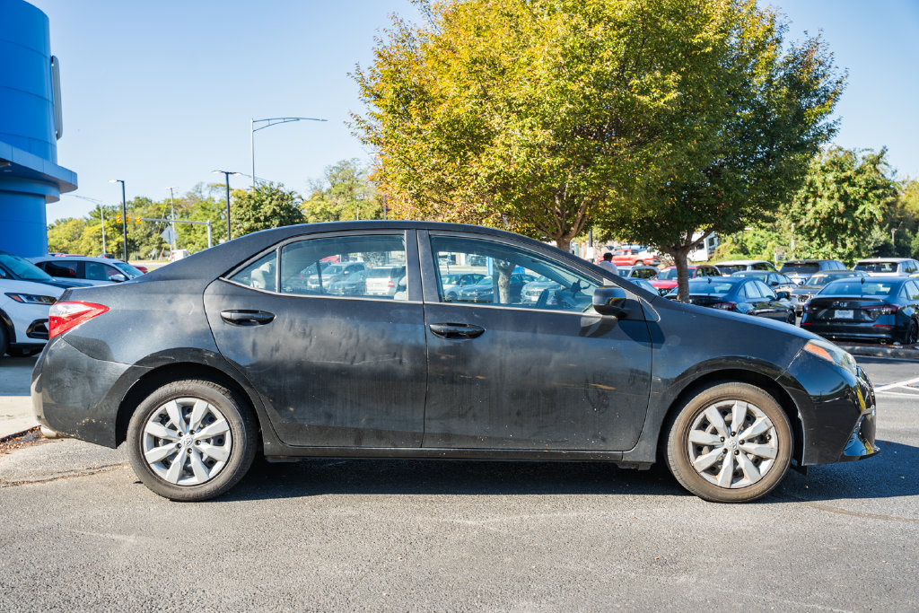 Used 2016 Toyota Corolla LE FWD image 3