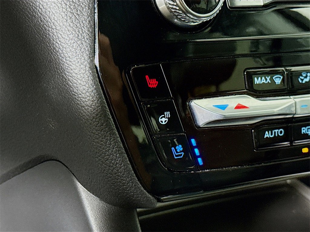 Used 2024 Ford Explorer Limited image 11