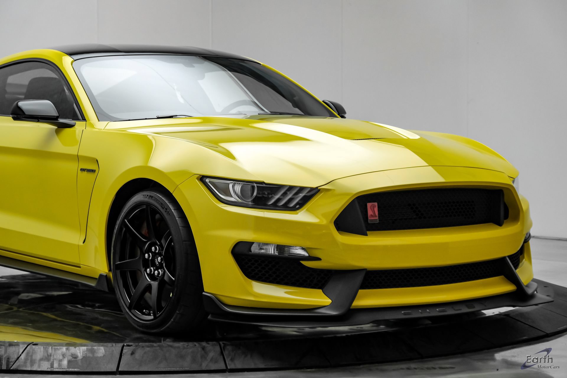 Used 2017 Ford Mustang Shelby GT350R w/ GT350R Equipment Group 920A RWD image 27