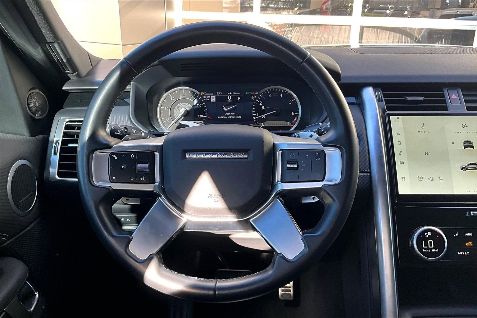 Used 2023 Land Rover Discovery S R-Dynamic image 5