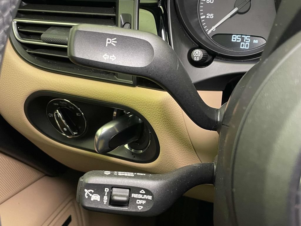 Certified 2025 Porsche Macan AWD/4WD image 42
