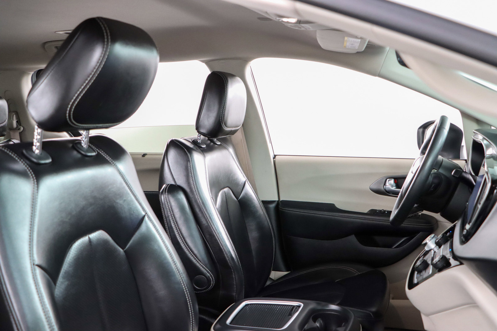 Used 2023 Chrysler Pacifica Touring-L FWD image 27