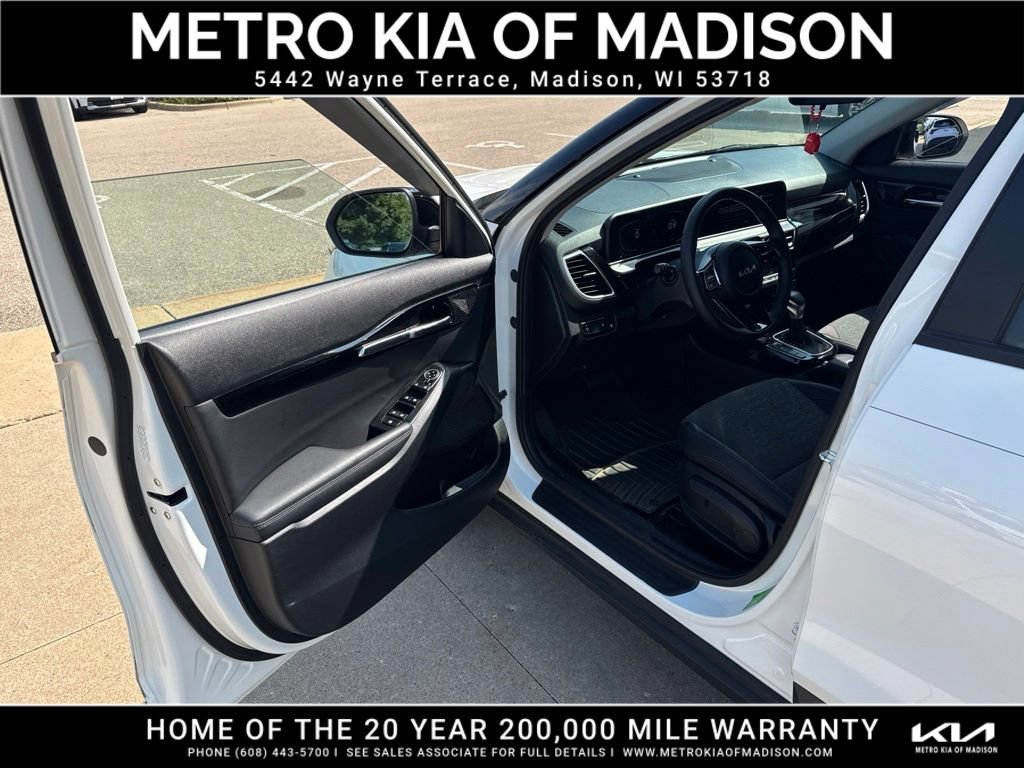 Used 2025 Kia Seltos S AWD/4WD image 11