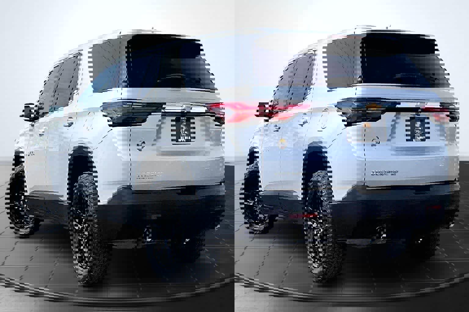 Used 2022 Chevrolet Traverse LS w/ Safety Package AWD/4WD image 4