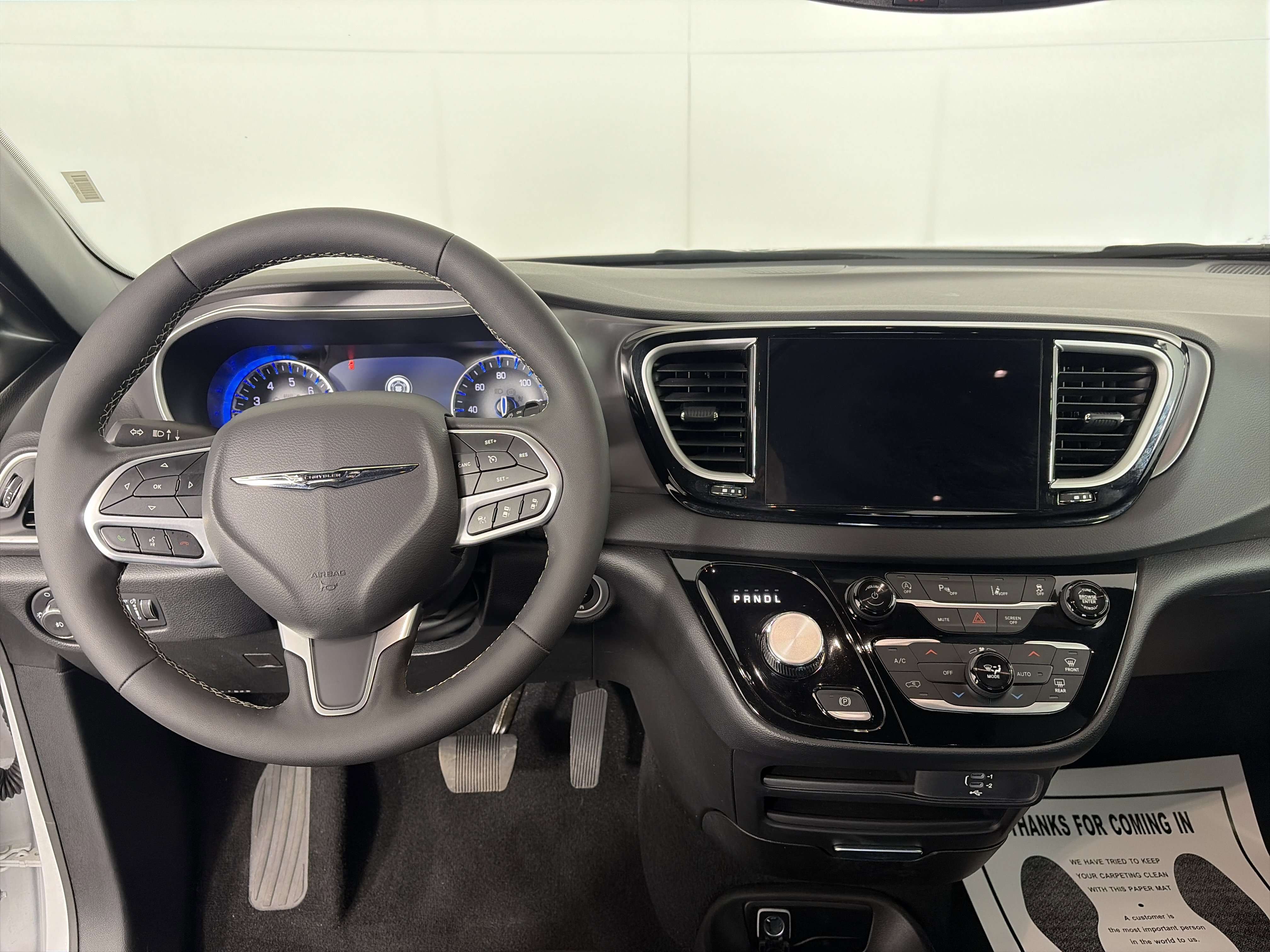 Used 2026 Chrysler Pacifica Select image 3