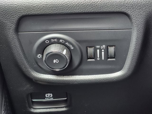 New 2025 Jeep Grand Cherokee Limited w/ Black Appearance Package RWD image 17