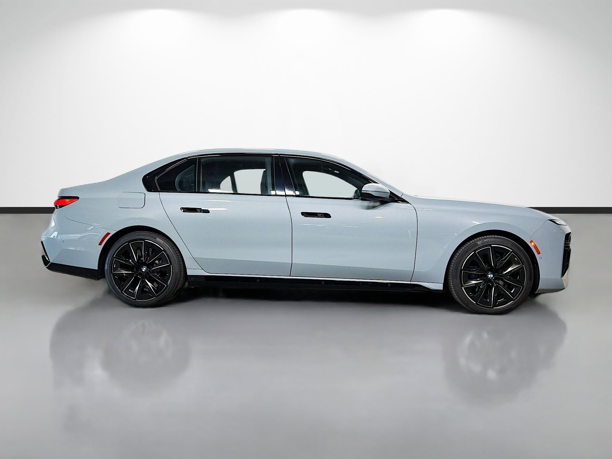 Used 2023 BMW 760i xDrive w/ Executive Package image 2