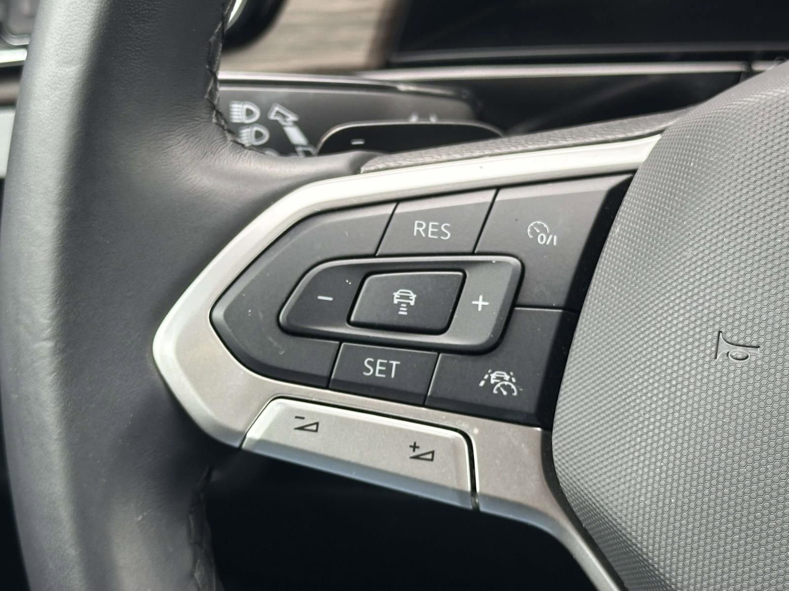 Certified 2025 Volkswagen Atlas SEL Premium R-Line image 24