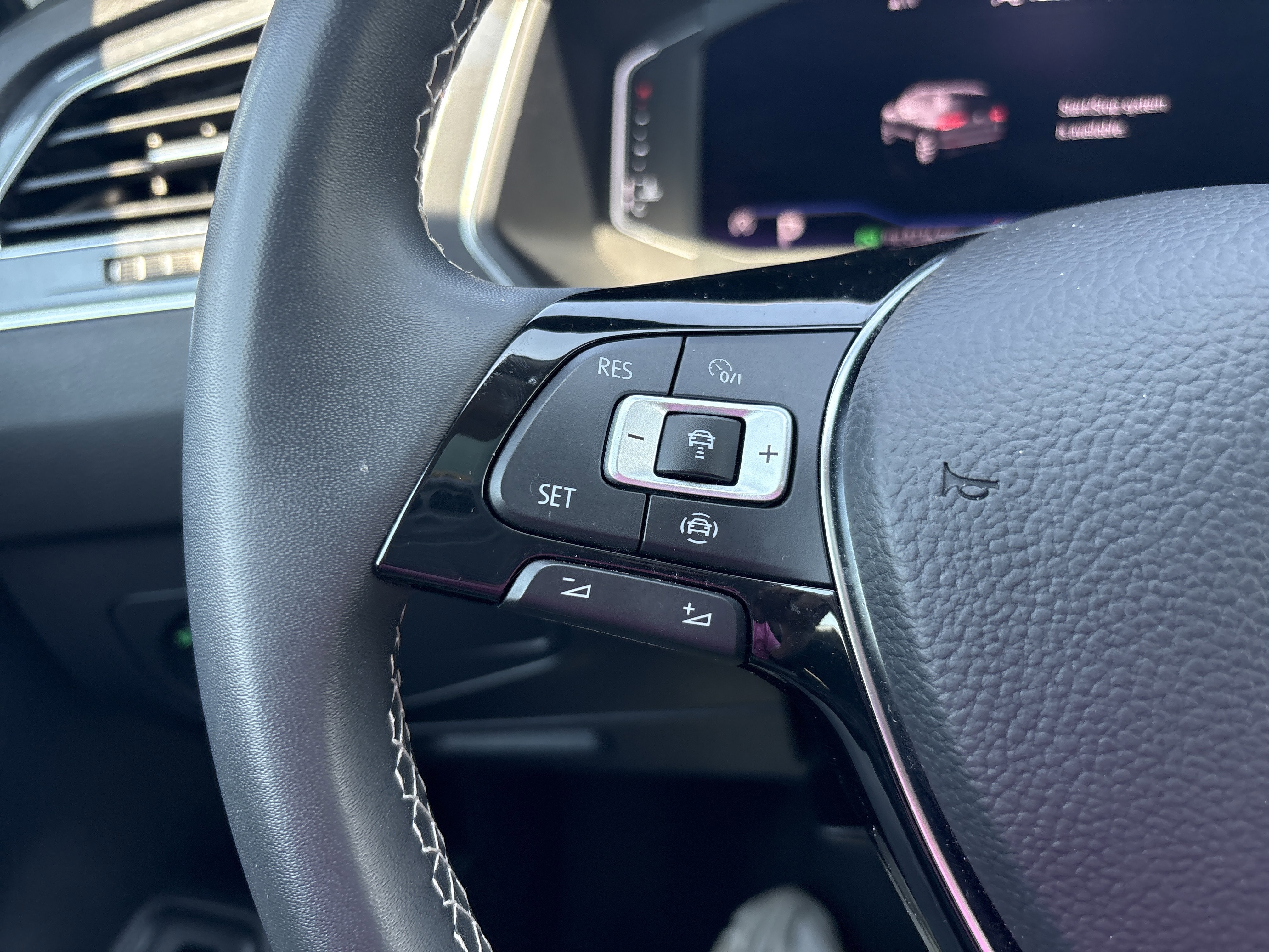 Used 2021 Volkswagen Tiguan SEL w/ 3rd Row Seat Package AWD/4WD image 25