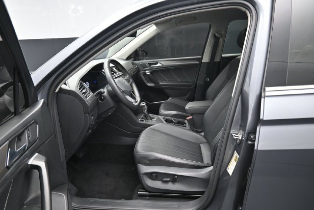 Used 2023 Volkswagen Tiguan SE FWD image 2