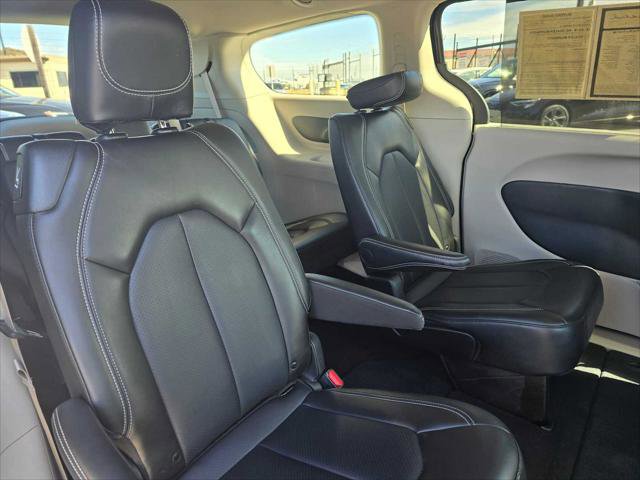Used 2024 Chrysler Pacifica Touring-L FWD image 13