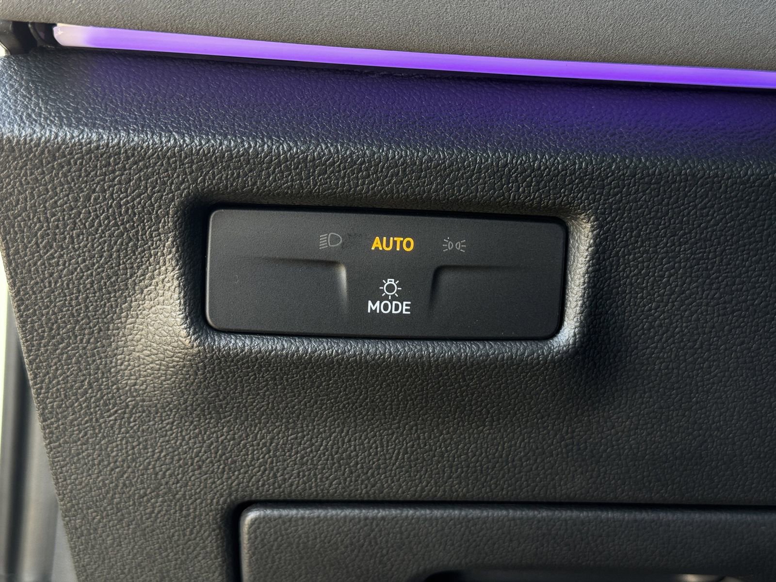 Used 2025 Volkswagen Tiguan SE image 19