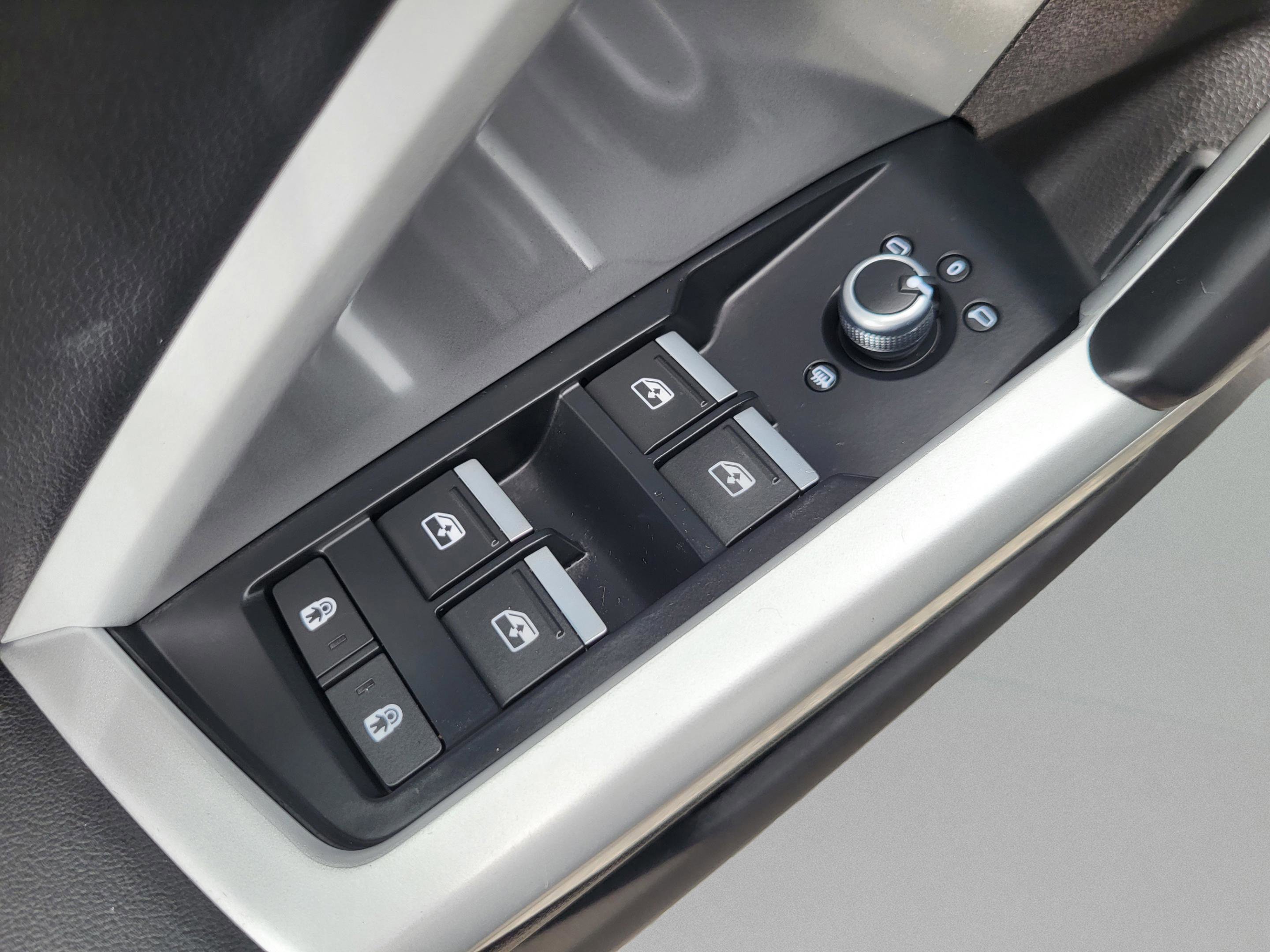 Used 2025 Audi Q3 2.0T Premium image 37