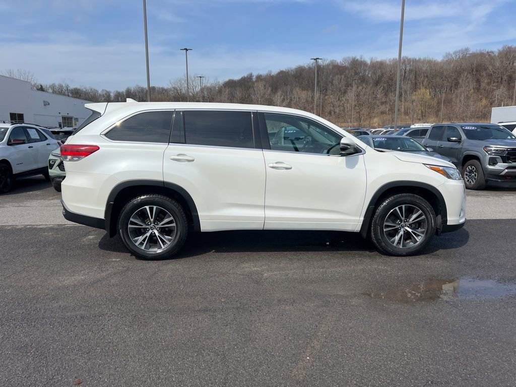 Used 2017 Toyota Highlander LE AWD/4WD image 6