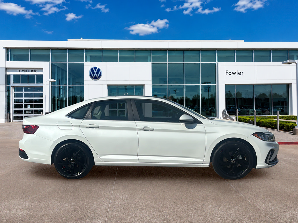 Used 2025 Volkswagen Jetta SE FWD image 4