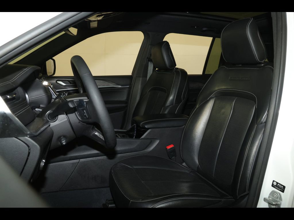 Used 2023 Jeep Grand Cherokee Overland AWD/4WD image 2