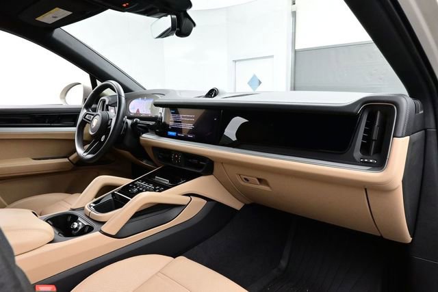 Certified 2025 Porsche Cayenne Coupe AWD/4WD image 19