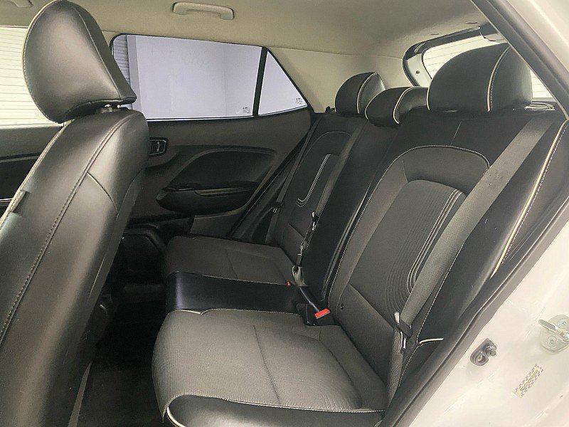 Used 2023 Hyundai Venue Limited image 11