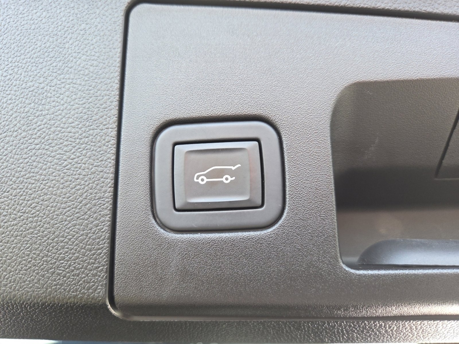 Used 2022 Cadillac XT4 Luxury w/ Cold Weather Package image 19