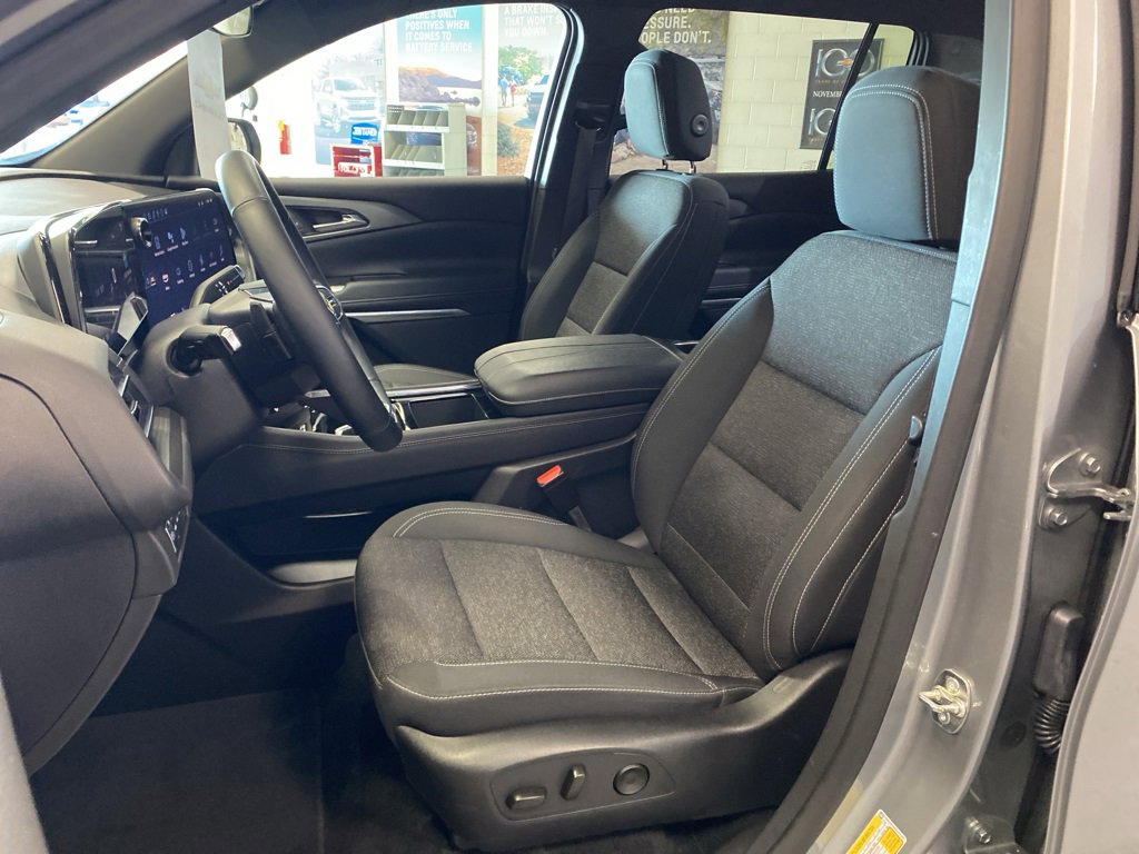 Used 2025 Chevrolet Traverse LT image 11